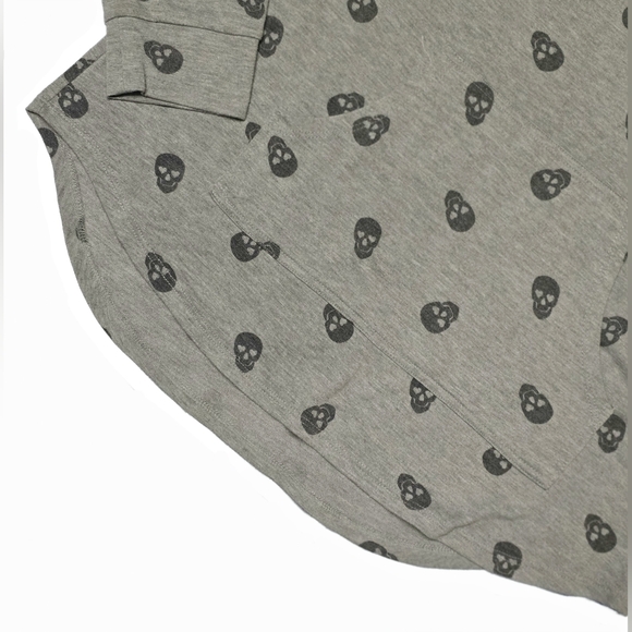 🟣 No Boundaries Juniors Gray Skull Print Crewneck Front Pocket Shirt Large - Picture 3 of 6